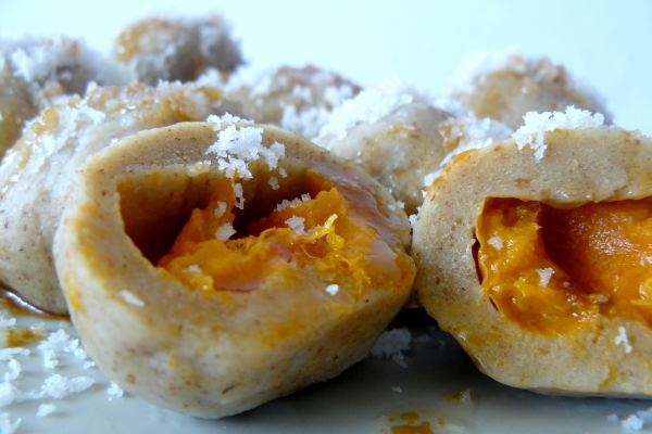 Meruňkové knedlíky s karamelovou polevou