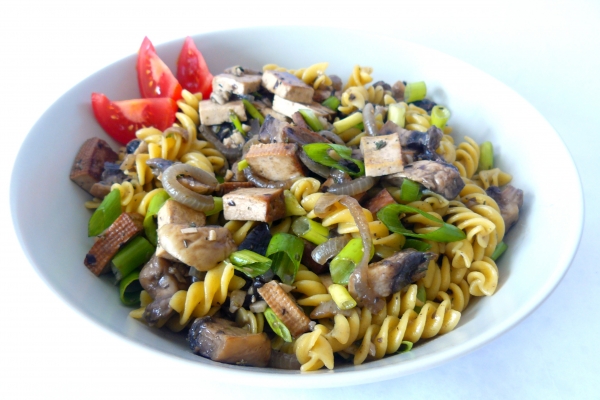 Těstoviny s žampiony a uzeným tofu