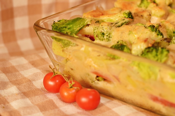 Zapečené brambory s brokolicí a rajčaty ve "smetanovo-sýrové" omáčce